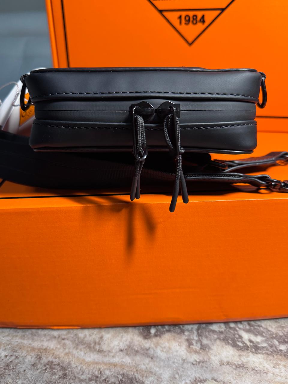 HESHE Okis Bags Collection Mini Locò Leather Crossbody Bag Black (OK30250508)