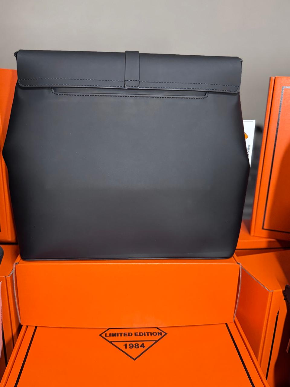 HESHE Okis Bags Collection 350*115*280 Locò Leather Crossbody/Shoulder Bag Black (OK302503-3)