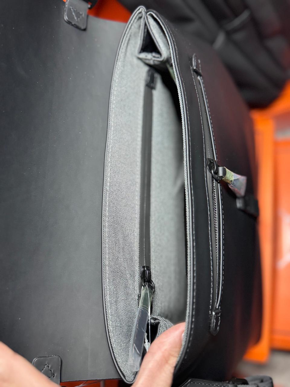 HESHE Okis Bags Collection 350*115*280 Locò Leather Crossbody/Shoulder Bag Black (OK302503-3)