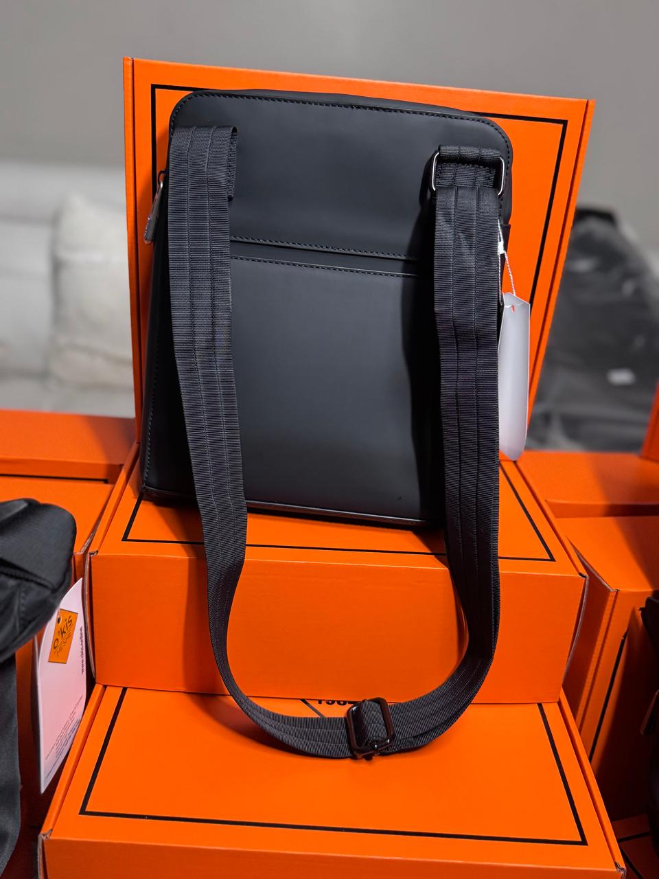 HESHE Okis Bags Collection 240*60*275 Leather Cross Body Bag Black (OK30250509)